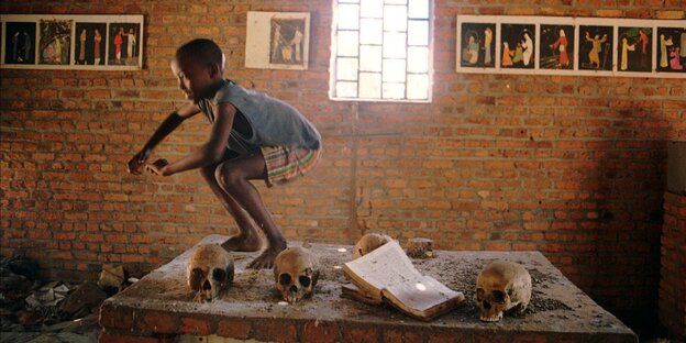 Im Innern einer verlassenen Kirche. Ein Kind springt auf einem Altar herum, auf dem Totenschädel liegen