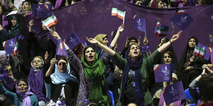 Anhängerinnen des iranischen Präsidenten Rohani jubeln bei einer Wahlkampfveranstaltung