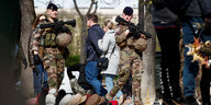 Französische Soldaten patrouliieren zwischen Touristen