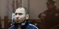 Saidakrami Murodali Rachabalizoda sitzt verletzt mit einem Verband am Ohr im Gerichtssaal