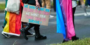 We don't want your cis kids to be trans, we want your trans kids to survive, steht auf einem bunten Plakat.