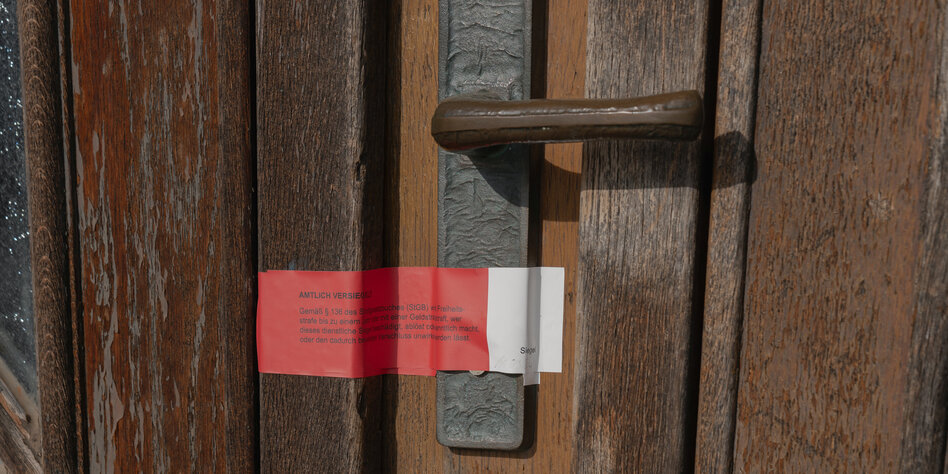 Ein rotes Siegel blockiert die Tür an einem Jugendzentrum in Anklam