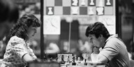 Zwei Schachspielerinnen am Schachbrett