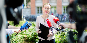 Das Bild zeigt Verkehrs- und Umweltsenatorin Manja Schreiner (CDU) am Dienstag bei ihrer Rücktrittserklärung