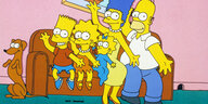 Die Simpsons sitzen auf dem Sofa und winken