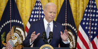 Joe Biden steht hinter einem Pult und gestikuliert mit den Händen