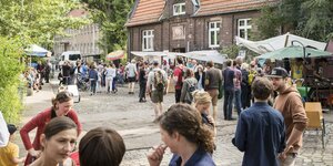 Viele Leute im Grünen auf dem Gelände des Kreativzentrums BLO: Tag der offenen Tür in den Ateliers in Lichtenberg im Sommer 2017