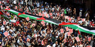 Demonstranten tragen Fahnen und Transparente während einer Demonstration zur Unterstützung der Palästinenser im Gazastreifen inmitten des anhaltenden Konflikts zwischen Israel und der palästinensischen islamistischen Gruppe Hamas in Amman, Jordanien 3. Mai 2024