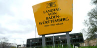 Ein Schild ist vor dem Landtag von Baden-Württemberg zu sehen.