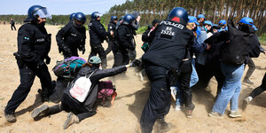 Polizeibeamte halten Aktivisten fest