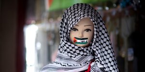 Puppe mit Palästinensertuch