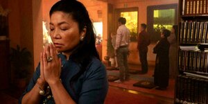 Eine Vietnamesin hält die Hände zum Gebet