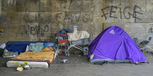 Ein Zelt und Matratzen von Wohnungslosen in Berlin