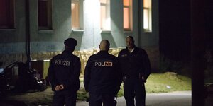 Drei Polizisten stehen vor der Flüchtlingsunterkunft in Saalfeld.