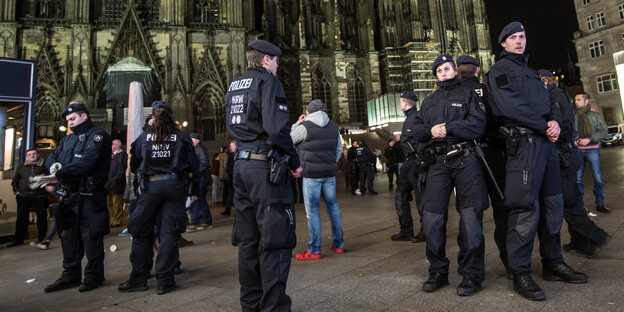 Polizisten stehen vor dem Kölner Dom