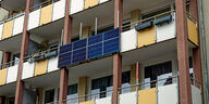 Photovoltaikelemente an einer Wohnhausfassade mit Balkonen
