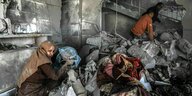 Rafah: Palästinenser suchen in einem zerstörten Haus nach Habseligkeiten nach einem israelischen Luftangriff.